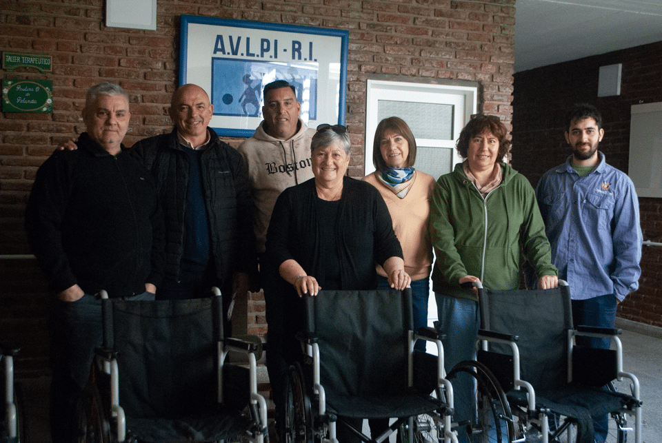 Villa Constitución: la Escuela Técnica 669 donó sillas de ruedas a AVLPI-RI