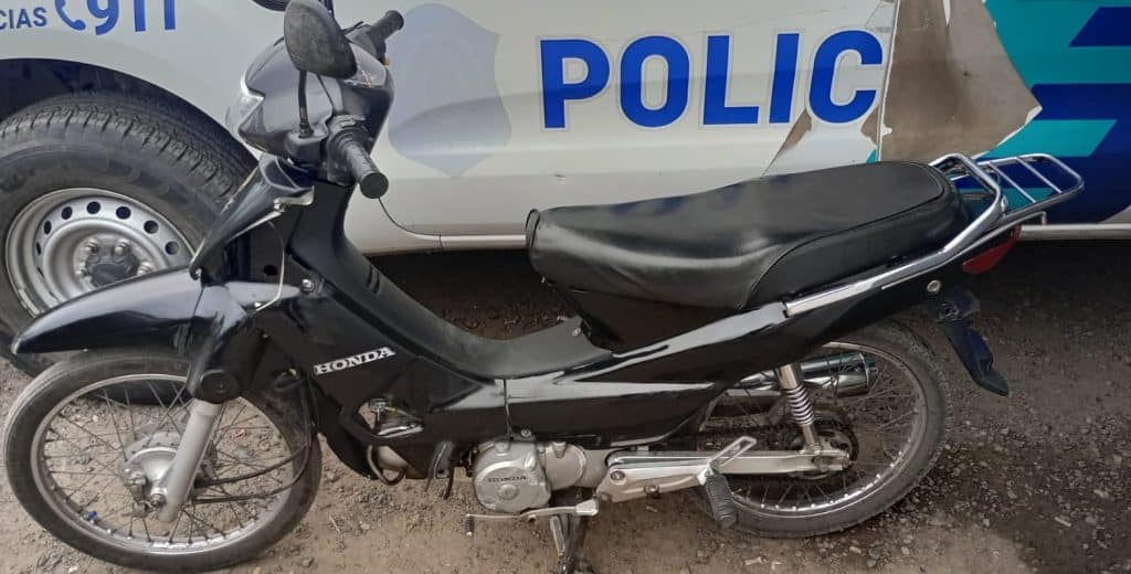 La policía recuperó una moto que le robaron a un repartidor frente al parque San Martín