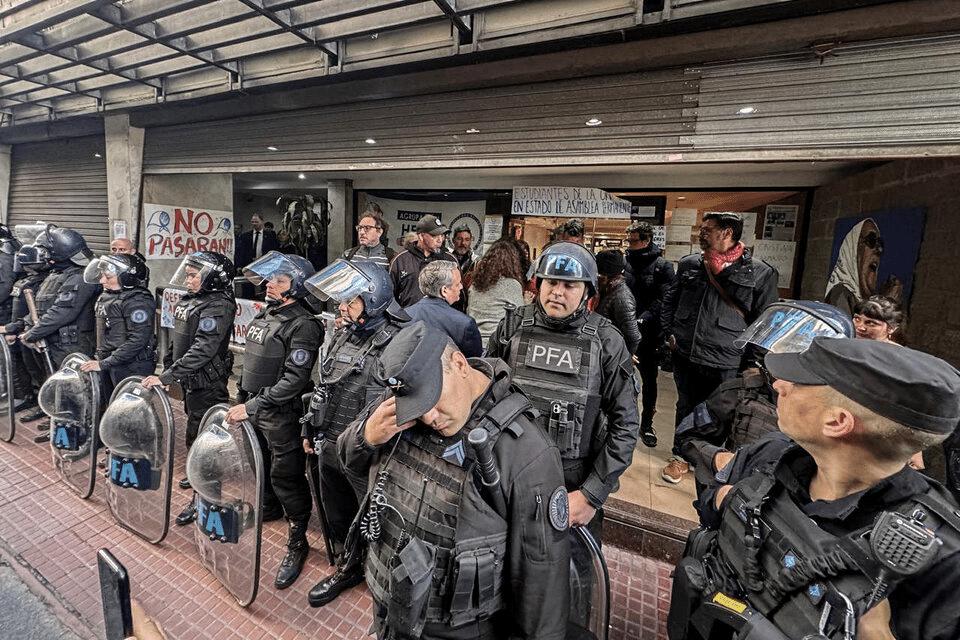 La Policía Federal impidió el ingreso de trabajadores a la Universidad Madres de Plaza de Mayo